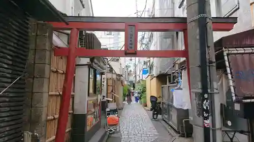 豊川稲荷大明神の鳥居