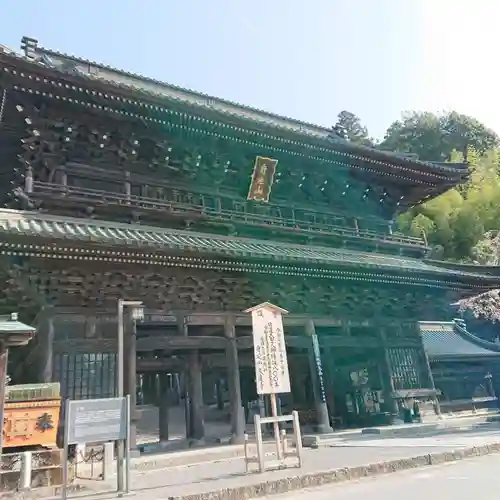 久遠寺の山門