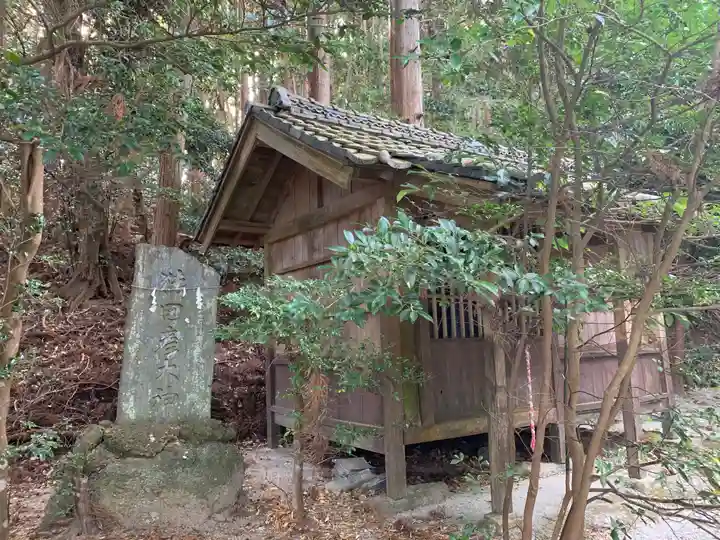 新山神社の末社・摂社