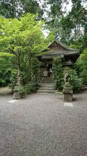 猿丸神社の建物その他