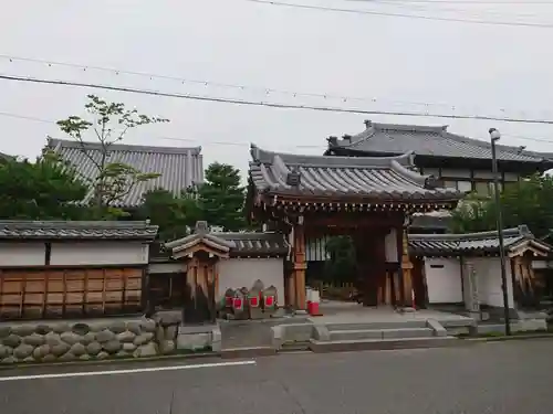 松音寺の山門