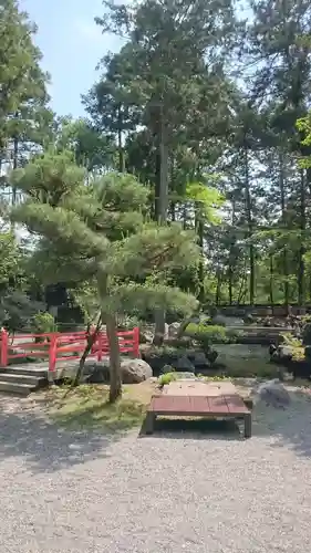 建部大社の庭園