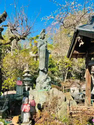 西光寺の{uncategorized: "未分類", other: "その他", undefined: "問題あり", building: "その他建物", grave: "お墓", sacred_gate: "鳥居", guardian: "狛犬", statue: "像", buddha: "仏像", history: "歴史", nature: "自然", garden: "庭園", animal: "動物", pagoda: "塔", temizu: "手水舎", mountain_gate: "山門・神門", sanctuary: "本殿・本堂", subordinate: "末社・摂社", art: "芸術", scenery: "景色", jizo: "地蔵", ema: "絵馬", goshuin: "御朱印", omikuji: "おみくじ", items: "授与品その他", amulet: "お守り", goshuincho: "御朱印帳", eats: "食事", festival: "お祭り", votive_dance: "神楽", shichigosan: "七五三参", wedding: "結婚式", experience: "体験その他", initially: "初詣", around: "周辺", anti_infection: "感染症対策"}