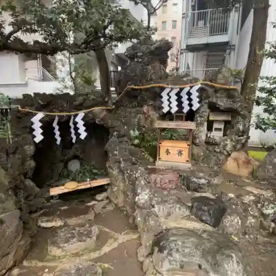 羽衣町厳島神社（関内厳島神社・横浜弁天）の{uncategorized: "未分類", other: "その他", undefined: "問題あり", building: "その他建物", grave: "お墓", sacred_gate: "鳥居", guardian: "狛犬", statue: "像", buddha: "仏像", history: "歴史", nature: "自然", garden: "庭園", animal: "動物", pagoda: "塔", temizu: "手水舎", mountain_gate: "山門・神門", sanctuary: "本殿・本堂", subordinate: "末社・摂社", art: "芸術", scenery: "景色", jizo: "地蔵", ema: "絵馬", goshuin: "御朱印", omikuji: "おみくじ", items: "授与品その他", amulet: "お守り", goshuincho: "御朱印帳", eats: "食事", festival: "お祭り", votive_dance: "神楽", shichigosan: "七五三参", wedding: "結婚式", experience: "体験その他", initially: "初詣", around: "周辺", anti_infection: "感染症対策"}