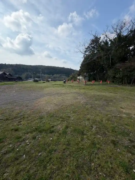 六所神社の{uncategorized: "未分類", other: "その他", undefined: "問題あり", building: "その他建物", grave: "お墓", sacred_gate: "鳥居", guardian: "狛犬", statue: "像", buddha: "仏像", history: "歴史", nature: "自然", garden: "庭園", animal: "動物", pagoda: "塔", temizu: "手水舎", mountain_gate: "山門・神門", sanctuary: "本殿・本堂", subordinate: "末社・摂社", art: "芸術", scenery: "景色", jizo: "地蔵", ema: "絵馬", goshuin: "御朱印", omikuji: "おみくじ", items: "授与品その他", amulet: "お守り", goshuincho: "御朱印帳", eats: "食事", festival: "お祭り", votive_dance: "神楽", shichigosan: "七五三参", wedding: "結婚式", experience: "体験その他", initially: "初詣", around: "周辺", anti_infection: "感染症対策"}