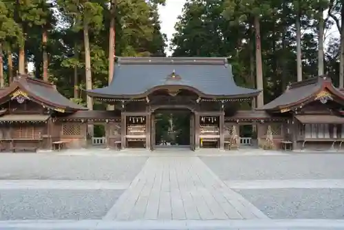 彌彦神社の山門・神門