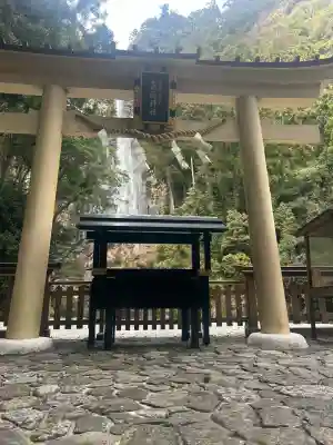 飛瀧神社（熊野那智大社別宮）の{uncategorized: "未分類", other: "その他", undefined: "問題あり", building: "その他建物", grave: "お墓", sacred_gate: "鳥居", guardian: "狛犬", statue: "像", buddha: "仏像", history: "歴史", nature: "自然", garden: "庭園", animal: "動物", pagoda: "塔", temizu: "手水舎", mountain_gate: "山門・神門", sanctuary: "本殿・本堂", subordinate: "末社・摂社", art: "芸術", scenery: "景色", jizo: "地蔵", ema: "絵馬", goshuin: "御朱印", omikuji: "おみくじ", items: "授与品その他", amulet: "お守り", goshuincho: "御朱印帳", eats: "食事", festival: "お祭り", votive_dance: "神楽", shichigosan: "七五三参", wedding: "結婚式", experience: "体験その他", initially: "初詣", around: "周辺", anti_infection: "感染症対策"}
