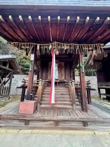 石座神社の{uncategorized: "未分類", other: "その他", undefined: "問題あり", building: "その他建物", grave: "お墓", sacred_gate: "鳥居", guardian: "狛犬", statue: "像", buddha: "仏像", history: "歴史", nature: "自然", garden: "庭園", animal: "動物", pagoda: "塔", temizu: "手水舎", mountain_gate: "山門・神門", sanctuary: "本殿・本堂", subordinate: "末社・摂社", art: "芸術", scenery: "景色", jizo: "地蔵", ema: "絵馬", goshuin: "御朱印", omikuji: "おみくじ", items: "授与品その他", amulet: "お守り", goshuincho: "御朱印帳", eats: "食事", festival: "お祭り", votive_dance: "神楽", shichigosan: "七五三参", wedding: "結婚式", experience: "体験その他", initially: "初詣", around: "周辺", anti_infection: "感染症対策"}