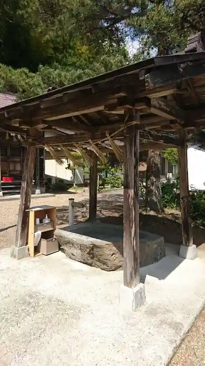 紫神社の手水舎