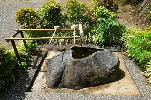 綱越神社（大神神社摂社）の手水舎
