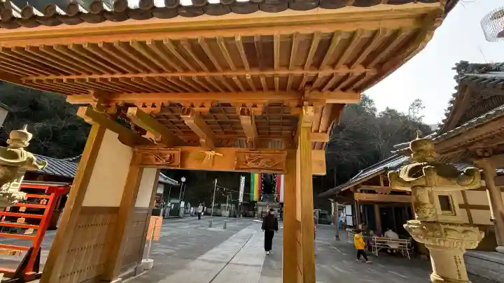 大本山七宝瀧寺の{uncategorized: "未分類", other: "その他", undefined: "問題あり", building: "その他建物", grave: "お墓", sacred_gate: "鳥居", guardian: "狛犬", statue: "像", buddha: "仏像", history: "歴史", nature: "自然", garden: "庭園", animal: "動物", pagoda: "塔", temizu: "手水舎", mountain_gate: "山門・神門", sanctuary: "本殿・本堂", subordinate: "末社・摂社", art: "芸術", scenery: "景色", jizo: "地蔵", ema: "絵馬", goshuin: "御朱印", omikuji: "おみくじ", items: "授与品その他", amulet: "お守り", goshuincho: "御朱印帳", eats: "食事", festival: "お祭り", votive_dance: "神楽", shichigosan: "七五三参", wedding: "結婚式", experience: "体験その他", initially: "初詣", around: "周辺", anti_infection: "感染症対策"}