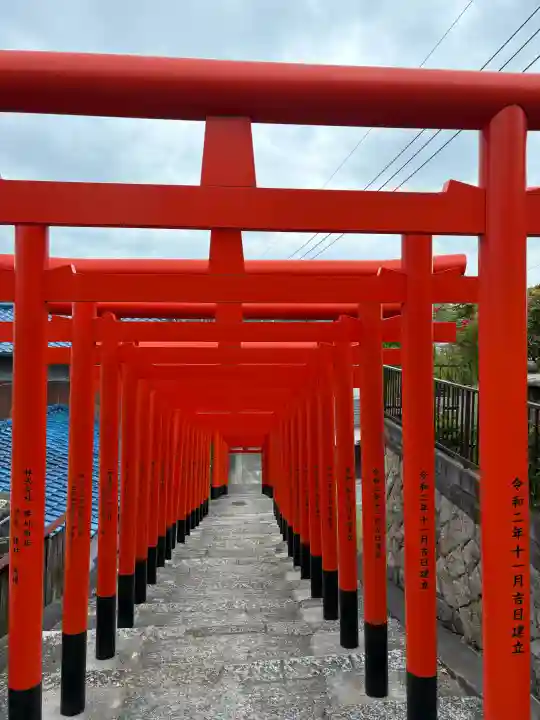 大嶋稲荷神社(大島神社)の{uncategorized: "未分類", other: "その他", undefined: "問題あり", building: "その他建物", grave: "お墓", sacred_gate: "鳥居", guardian: "狛犬", statue: "像", buddha: "仏像", history: "歴史", nature: "自然", garden: "庭園", animal: "動物", pagoda: "塔", temizu: "手水舎", mountain_gate: "山門・神門", sanctuary: "本殿・本堂", subordinate: "末社・摂社", art: "芸術", scenery: "景色", jizo: "地蔵", ema: "絵馬", goshuin: "御朱印", omikuji: "おみくじ", items: "授与品その他", amulet: "お守り", goshuincho: "御朱印帳", eats: "食事", festival: "お祭り", votive_dance: "神楽", shichigosan: "七五三参", wedding: "結婚式", experience: "体験その他", initially: "初詣", around: "周辺", anti_infection: "感染症対策"}