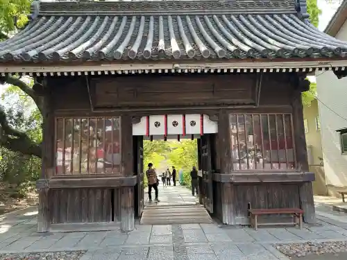 鳥飼八幡宮の{uncategorized: "未分類", other: "その他", undefined: "問題あり", building: "その他建物", grave: "お墓", sacred_gate: "鳥居", guardian: "狛犬", statue: "像", buddha: "仏像", history: "歴史", nature: "自然", garden: "庭園", animal: "動物", pagoda: "塔", temizu: "手水舎", mountain_gate: "山門・神門", sanctuary: "本殿・本堂", subordinate: "末社・摂社", art: "芸術", scenery: "景色", jizo: "地蔵", ema: "絵馬", goshuin: "御朱印", omikuji: "おみくじ", items: "授与品その他", amulet: "お守り", goshuincho: "御朱印帳", eats: "食事", festival: "お祭り", votive_dance: "神楽", shichigosan: "七五三参", wedding: "結婚式", experience: "体験その他", initially: "初詣", around: "周辺", anti_infection: "感染症対策"}