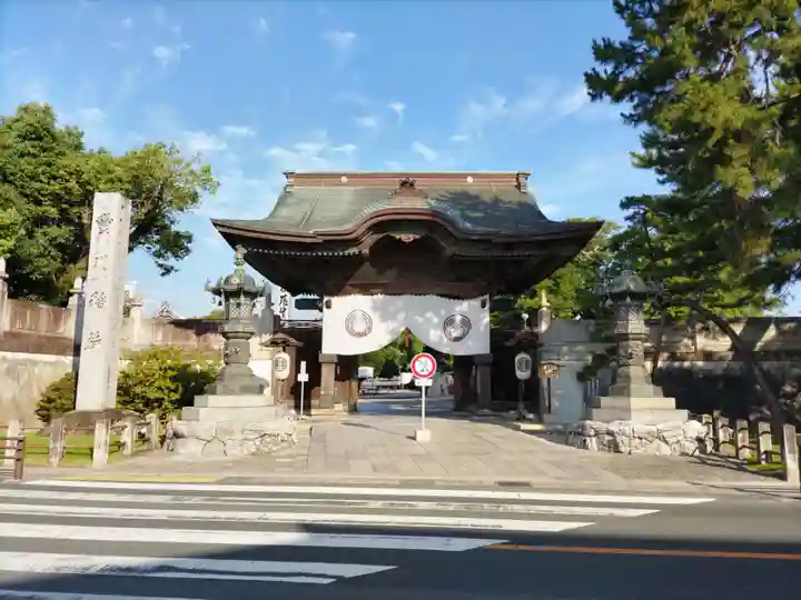 豊川閣 妙厳寺の山門・神門