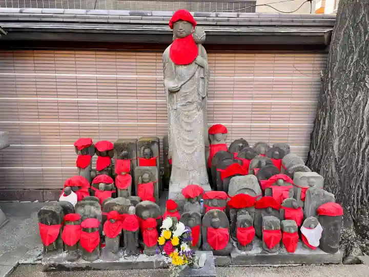 とげぬき地蔵尊 高岩寺の{uncategorized: "未分類", other: "その他", undefined: "問題あり", building: "その他建物", grave: "お墓", sacred_gate: "鳥居", guardian: "狛犬", statue: "像", buddha: "仏像", history: "歴史", nature: "自然", garden: "庭園", animal: "動物", pagoda: "塔", temizu: "手水舎", mountain_gate: "山門・神門", sanctuary: "本殿・本堂", subordinate: "末社・摂社", art: "芸術", scenery: "景色", jizo: "地蔵", ema: "絵馬", goshuin: "御朱印", omikuji: "おみくじ", items: "授与品その他", amulet: "お守り", goshuincho: "御朱印帳", eats: "食事", festival: "お祭り", votive_dance: "神楽", shichigosan: "七五三参", wedding: "結婚式", experience: "体験その他", initially: "初詣", around: "周辺", anti_infection: "感染症対策"}