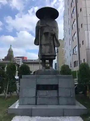 築地本願寺(本願寺築地別院)の像
