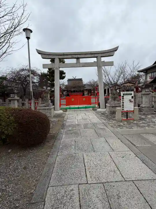 車折神社の{uncategorized: "未分類", other: "その他", undefined: "問題あり", building: "その他建物", grave: "お墓", sacred_gate: "鳥居", guardian: "狛犬", statue: "像", buddha: "仏像", history: "歴史", nature: "自然", garden: "庭園", animal: "動物", pagoda: "塔", temizu: "手水舎", mountain_gate: "山門・神門", sanctuary: "本殿・本堂", subordinate: "末社・摂社", art: "芸術", scenery: "景色", jizo: "地蔵", ema: "絵馬", goshuin: "御朱印", omikuji: "おみくじ", items: "授与品その他", amulet: "お守り", goshuincho: "御朱印帳", eats: "食事", festival: "お祭り", votive_dance: "神楽", shichigosan: "七五三参", wedding: "結婚式", experience: "体験その他", initially: "初詣", around: "周辺", anti_infection: "感染症対策"}
