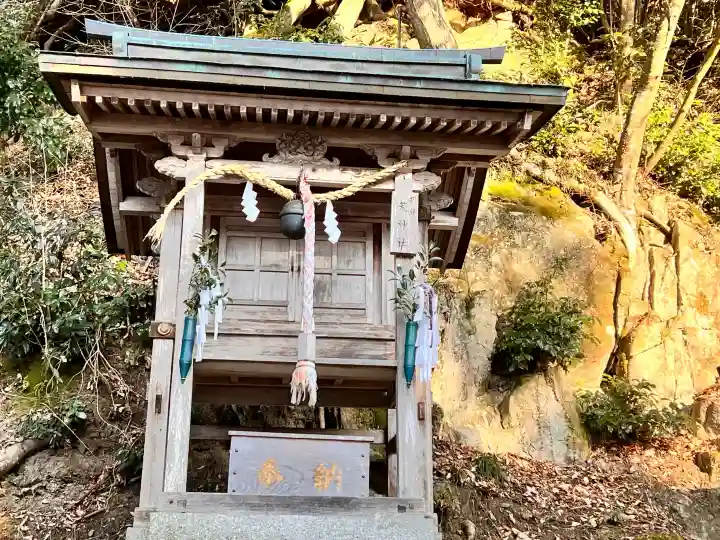 サムハラ神社 奥の宮の{uncategorized: "未分類", other: "その他", undefined: "問題あり", building: "その他建物", grave: "お墓", sacred_gate: "鳥居", guardian: "狛犬", statue: "像", buddha: "仏像", history: "歴史", nature: "自然", garden: "庭園", animal: "動物", pagoda: "塔", temizu: "手水舎", mountain_gate: "山門・神門", sanctuary: "本殿・本堂", subordinate: "末社・摂社", art: "芸術", scenery: "景色", jizo: "地蔵", ema: "絵馬", goshuin: "御朱印", omikuji: "おみくじ", items: "授与品その他", amulet: "お守り", goshuincho: "御朱印帳", eats: "食事", festival: "お祭り", votive_dance: "神楽", shichigosan: "七五三参", wedding: "結婚式", experience: "体験その他", initially: "初詣", around: "周辺", anti_infection: "感染症対策"}