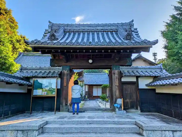 感応寺の山門・神門