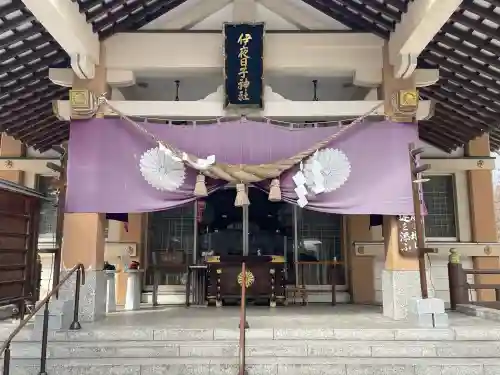 彌彦神社　(伊夜日子神社)の{uncategorized: "未分類", other: "その他", undefined: "問題あり", building: "その他建物", grave: "お墓", sacred_gate: "鳥居", guardian: "狛犬", statue: "像", buddha: "仏像", history: "歴史", nature: "自然", garden: "庭園", animal: "動物", pagoda: "塔", temizu: "手水舎", mountain_gate: "山門・神門", sanctuary: "本殿・本堂", subordinate: "末社・摂社", art: "芸術", scenery: "景色", jizo: "地蔵", ema: "絵馬", goshuin: "御朱印", omikuji: "おみくじ", items: "授与品その他", amulet: "お守り", goshuincho: "御朱印帳", eats: "食事", festival: "お祭り", votive_dance: "神楽", shichigosan: "七五三参", wedding: "結婚式", experience: "体験その他", initially: "初詣", around: "周辺", anti_infection: "感染症対策"}