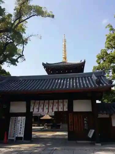 法楽寺の山門