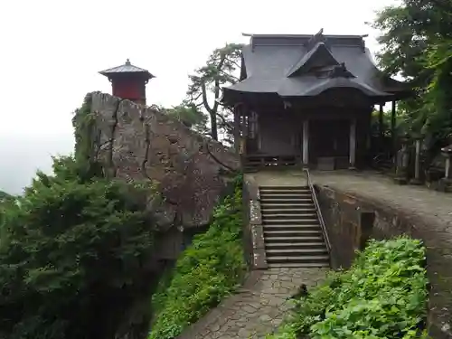 宝珠山 立石寺の本殿・本堂