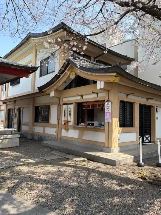 浅草富士浅間神社の{uncategorized: "未分類", other: "その他", undefined: "問題あり", building: "その他建物", grave: "お墓", sacred_gate: "鳥居", guardian: "狛犬", statue: "像", buddha: "仏像", history: "歴史", nature: "自然", garden: "庭園", animal: "動物", pagoda: "塔", temizu: "手水舎", mountain_gate: "山門・神門", sanctuary: "本殿・本堂", subordinate: "末社・摂社", art: "芸術", scenery: "景色", jizo: "地蔵", ema: "絵馬", goshuin: "御朱印", omikuji: "おみくじ", items: "授与品その他", amulet: "お守り", goshuincho: "御朱印帳", eats: "食事", festival: "お祭り", votive_dance: "神楽", shichigosan: "七五三参", wedding: "結婚式", experience: "体験その他", initially: "初詣", around: "周辺", anti_infection: "感染症対策"}