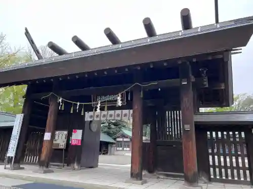 札幌護國神社の山門・神門