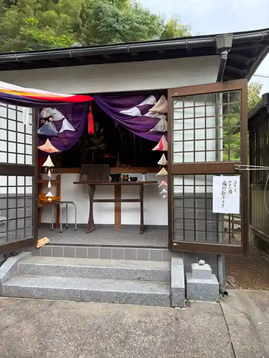 福王寺の{uncategorized: "未分類", other: "その他", undefined: "問題あり", building: "その他建物", grave: "お墓", sacred_gate: "鳥居", guardian: "狛犬", statue: "像", buddha: "仏像", history: "歴史", nature: "自然", garden: "庭園", animal: "動物", pagoda: "塔", temizu: "手水舎", mountain_gate: "山門・神門", sanctuary: "本殿・本堂", subordinate: "末社・摂社", art: "芸術", scenery: "景色", jizo: "地蔵", ema: "絵馬", goshuin: "御朱印", omikuji: "おみくじ", items: "授与品その他", amulet: "お守り", goshuincho: "御朱印帳", eats: "食事", festival: "お祭り", votive_dance: "神楽", shichigosan: "七五三参", wedding: "結婚式", experience: "体験その他", initially: "初詣", around: "周辺", anti_infection: "感染症対策"}
