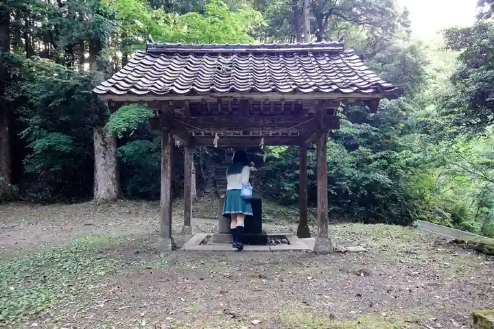 倭文神社の手水舎