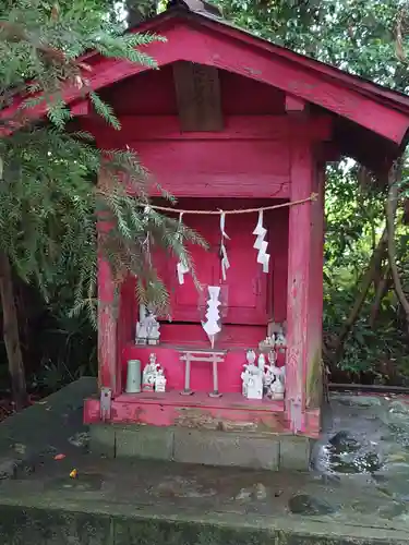 三軒地稲荷神社の末社・摂社