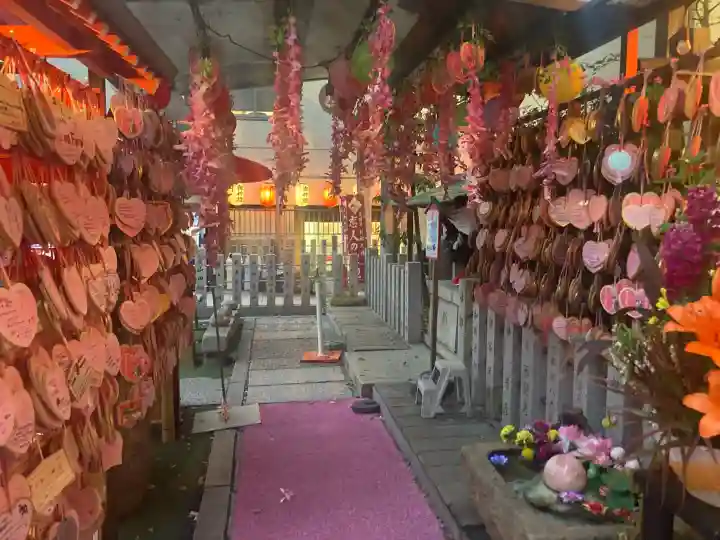 露天神社(お初天神)の{uncategorized: "未分類", other: "その他", undefined: "問題あり", building: "その他建物", grave: "お墓", sacred_gate: "鳥居", guardian: "狛犬", statue: "像", buddha: "仏像", history: "歴史", nature: "自然", garden: "庭園", animal: "動物", pagoda: "塔", temizu: "手水舎", mountain_gate: "山門・神門", sanctuary: "本殿・本堂", subordinate: "末社・摂社", art: "芸術", scenery: "景色", jizo: "地蔵", ema: "絵馬", goshuin: "御朱印", omikuji: "おみくじ", items: "授与品その他", amulet: "お守り", goshuincho: "御朱印帳", eats: "食事", festival: "お祭り", votive_dance: "神楽", shichigosan: "七五三参", wedding: "結婚式", experience: "体験その他", initially: "初詣", around: "周辺", anti_infection: "感染症対策"}