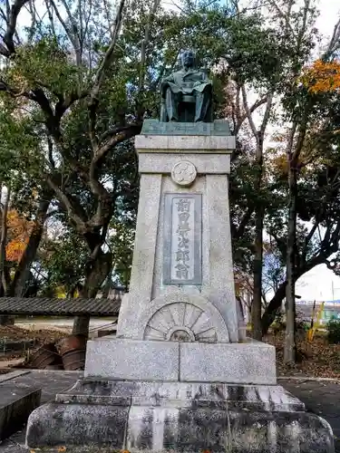 灰宝神社の像