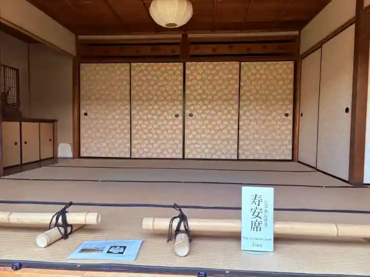 総見院の{uncategorized: "未分類", other: "その他", undefined: "問題あり", building: "その他建物", grave: "お墓", sacred_gate: "鳥居", guardian: "狛犬", statue: "像", buddha: "仏像", history: "歴史", nature: "自然", garden: "庭園", animal: "動物", pagoda: "塔", temizu: "手水舎", mountain_gate: "山門・神門", sanctuary: "本殿・本堂", subordinate: "末社・摂社", art: "芸術", scenery: "景色", jizo: "地蔵", ema: "絵馬", goshuin: "御朱印", omikuji: "おみくじ", items: "授与品その他", amulet: "お守り", goshuincho: "御朱印帳", eats: "食事", festival: "お祭り", votive_dance: "神楽", shichigosan: "七五三参", wedding: "結婚式", experience: "体験その他", initially: "初詣", around: "周辺", anti_infection: "感染症対策"}