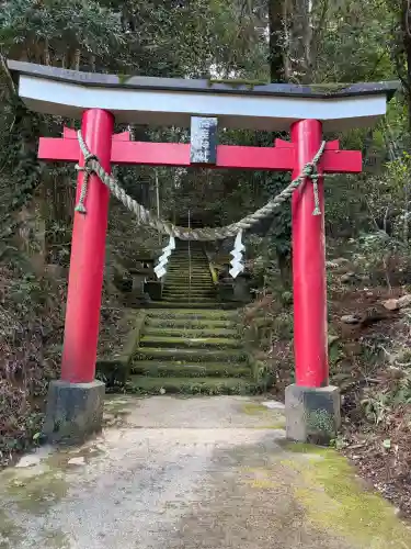 高座神社の{uncategorized: "未分類", other: "その他", undefined: "問題あり", building: "その他建物", grave: "お墓", sacred_gate: "鳥居", guardian: "狛犬", statue: "像", buddha: "仏像", history: "歴史", nature: "自然", garden: "庭園", animal: "動物", pagoda: "塔", temizu: "手水舎", mountain_gate: "山門・神門", sanctuary: "本殿・本堂", subordinate: "末社・摂社", art: "芸術", scenery: "景色", jizo: "地蔵", ema: "絵馬", goshuin: "御朱印", omikuji: "おみくじ", items: "授与品その他", amulet: "お守り", goshuincho: "御朱印帳", eats: "食事", festival: "お祭り", votive_dance: "神楽", shichigosan: "七五三参", wedding: "結婚式", experience: "体験その他", initially: "初詣", around: "周辺", anti_infection: "感染症対策"}