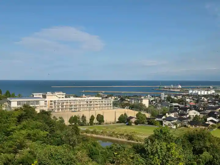 気多神社の{uncategorized: "未分類", other: "その他", undefined: "問題あり", building: "その他建物", grave: "お墓", sacred_gate: "鳥居", guardian: "狛犬", statue: "像", buddha: "仏像", history: "歴史", nature: "自然", garden: "庭園", animal: "動物", pagoda: "塔", temizu: "手水舎", mountain_gate: "山門・神門", sanctuary: "本殿・本堂", subordinate: "末社・摂社", art: "芸術", scenery: "景色", jizo: "地蔵", ema: "絵馬", goshuin: "御朱印", omikuji: "おみくじ", items: "授与品その他", amulet: "お守り", goshuincho: "御朱印帳", eats: "食事", festival: "お祭り", votive_dance: "神楽", shichigosan: "七五三参", wedding: "結婚式", experience: "体験その他", initially: "初詣", around: "周辺", anti_infection: "感染症対策"}