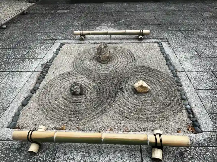 後白河院御聖蹟 法住寺の{uncategorized: "未分類", other: "その他", undefined: "問題あり", building: "その他建物", grave: "お墓", sacred_gate: "鳥居", guardian: "狛犬", statue: "像", buddha: "仏像", history: "歴史", nature: "自然", garden: "庭園", animal: "動物", pagoda: "塔", temizu: "手水舎", mountain_gate: "山門・神門", sanctuary: "本殿・本堂", subordinate: "末社・摂社", art: "芸術", scenery: "景色", jizo: "地蔵", ema: "絵馬", goshuin: "御朱印", omikuji: "おみくじ", items: "授与品その他", amulet: "お守り", goshuincho: "御朱印帳", eats: "食事", festival: "お祭り", votive_dance: "神楽", shichigosan: "七五三参", wedding: "結婚式", experience: "体験その他", initially: "初詣", around: "周辺", anti_infection: "感染症対策"}