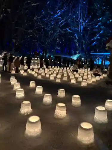 定山渓神社の{uncategorized: "未分類", other: "その他", undefined: "問題あり", building: "その他建物", grave: "お墓", sacred_gate: "鳥居", guardian: "狛犬", statue: "像", buddha: "仏像", history: "歴史", nature: "自然", garden: "庭園", animal: "動物", pagoda: "塔", temizu: "手水舎", mountain_gate: "山門・神門", sanctuary: "本殿・本堂", subordinate: "末社・摂社", art: "芸術", scenery: "景色", jizo: "地蔵", ema: "絵馬", goshuin: "御朱印", omikuji: "おみくじ", items: "授与品その他", amulet: "お守り", goshuincho: "御朱印帳", eats: "食事", festival: "お祭り", votive_dance: "神楽", shichigosan: "七五三参", wedding: "結婚式", experience: "体験その他", initially: "初詣", around: "周辺", anti_infection: "感染症対策"}
