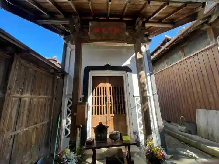 弘法井戸の{uncategorized: "未分類", other: "その他", undefined: "問題あり", building: "その他建物", grave: "お墓", sacred_gate: "鳥居", guardian: "狛犬", statue: "像", buddha: "仏像", history: "歴史", nature: "自然", garden: "庭園", animal: "動物", pagoda: "塔", temizu: "手水舎", mountain_gate: "山門・神門", sanctuary: "本殿・本堂", subordinate: "末社・摂社", art: "芸術", scenery: "景色", jizo: "地蔵", ema: "絵馬", goshuin: "御朱印", omikuji: "おみくじ", items: "授与品その他", amulet: "お守り", goshuincho: "御朱印帳", eats: "食事", festival: "お祭り", votive_dance: "神楽", shichigosan: "七五三参", wedding: "結婚式", experience: "体験その他", initially: "初詣", around: "周辺", anti_infection: "感染症対策"}