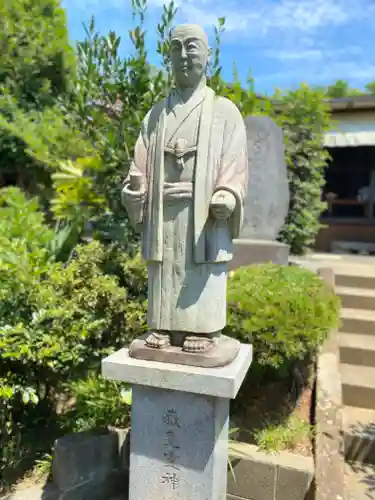 横浜御嶽神社の像