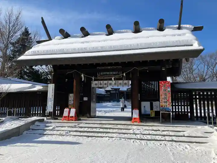 札幌護國神社の山門・神門