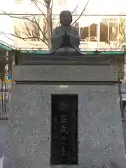 霊巌寺の像