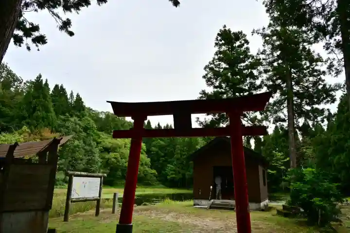 郡殿の池弁財天社(新潟県)