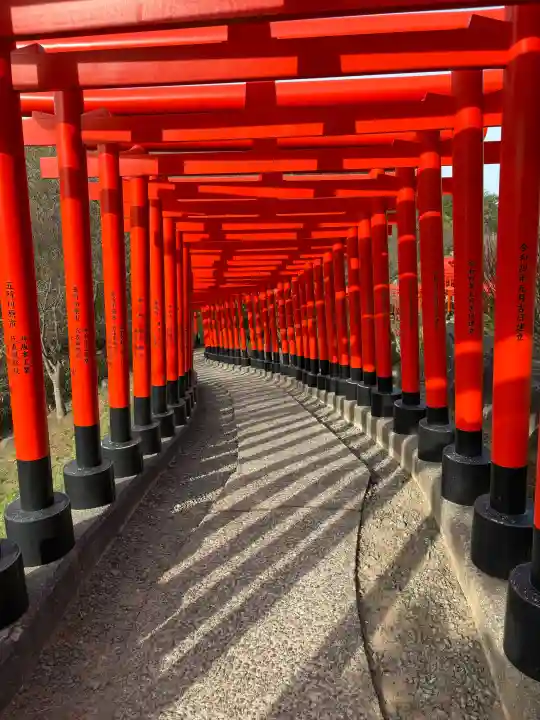 高山稲荷神社の{uncategorized: "未分類", other: "その他", undefined: "問題あり", building: "その他建物", grave: "お墓", sacred_gate: "鳥居", guardian: "狛犬", statue: "像", buddha: "仏像", history: "歴史", nature: "自然", garden: "庭園", animal: "動物", pagoda: "塔", temizu: "手水舎", mountain_gate: "山門・神門", sanctuary: "本殿・本堂", subordinate: "末社・摂社", art: "芸術", scenery: "景色", jizo: "地蔵", ema: "絵馬", goshuin: "御朱印", omikuji: "おみくじ", items: "授与品その他", amulet: "お守り", goshuincho: "御朱印帳", eats: "食事", festival: "お祭り", votive_dance: "神楽", shichigosan: "七五三参", wedding: "結婚式", experience: "体験その他", initially: "初詣", around: "周辺", anti_infection: "感染症対策"}