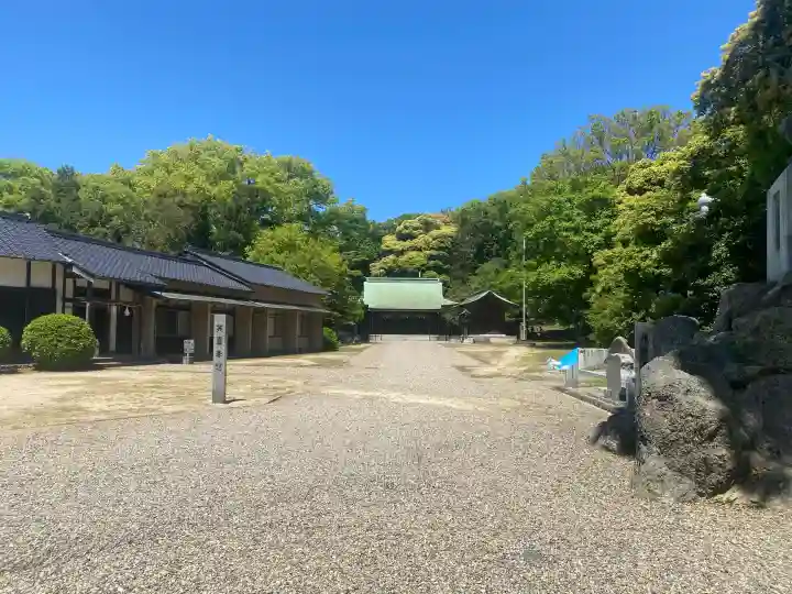 濱田護國神社の{uncategorized: "未分類", other: "その他", undefined: "問題あり", building: "その他建物", grave: "お墓", sacred_gate: "鳥居", guardian: "狛犬", statue: "像", buddha: "仏像", history: "歴史", nature: "自然", garden: "庭園", animal: "動物", pagoda: "塔", temizu: "手水舎", mountain_gate: "山門・神門", sanctuary: "本殿・本堂", subordinate: "末社・摂社", art: "芸術", scenery: "景色", jizo: "地蔵", ema: "絵馬", goshuin: "御朱印", omikuji: "おみくじ", items: "授与品その他", amulet: "お守り", goshuincho: "御朱印帳", eats: "食事", festival: "お祭り", votive_dance: "神楽", shichigosan: "七五三参", wedding: "結婚式", experience: "体験その他", initially: "初詣", around: "周辺", anti_infection: "感染症対策"}
