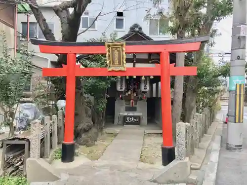 互譲稲荷大明神の鳥居