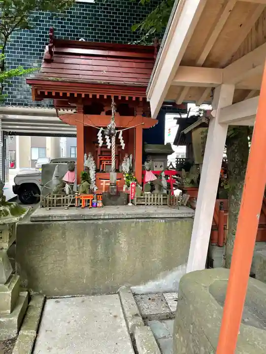 共栄稲荷神社の末社・摂社