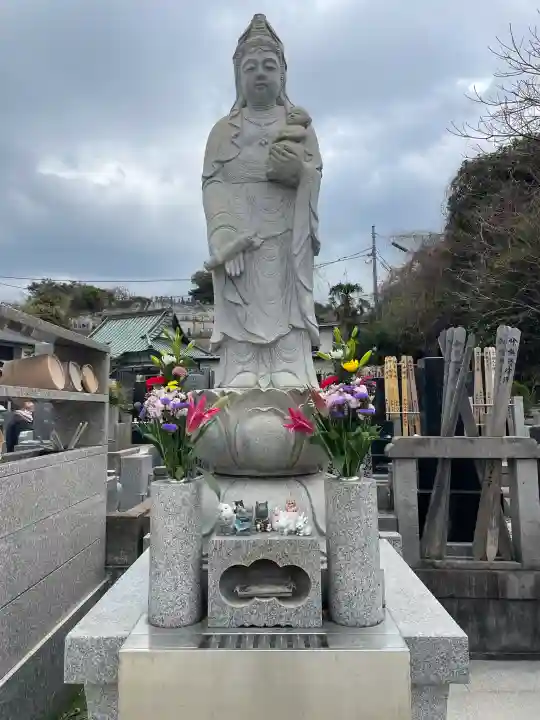 勧行寺の{uncategorized: "未分類", other: "その他", undefined: "問題あり", building: "その他建物", grave: "お墓", sacred_gate: "鳥居", guardian: "狛犬", statue: "像", buddha: "仏像", history: "歴史", nature: "自然", garden: "庭園", animal: "動物", pagoda: "塔", temizu: "手水舎", mountain_gate: "山門・神門", sanctuary: "本殿・本堂", subordinate: "末社・摂社", art: "芸術", scenery: "景色", jizo: "地蔵", ema: "絵馬", goshuin: "御朱印", omikuji: "おみくじ", items: "授与品その他", amulet: "お守り", goshuincho: "御朱印帳", eats: "食事", festival: "お祭り", votive_dance: "神楽", shichigosan: "七五三参", wedding: "結婚式", experience: "体験その他", initially: "初詣", around: "周辺", anti_infection: "感染症対策"}