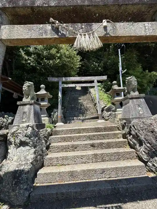 満留山神社の{uncategorized: "未分類", other: "その他", undefined: "問題あり", building: "その他建物", grave: "お墓", sacred_gate: "鳥居", guardian: "狛犬", statue: "像", buddha: "仏像", history: "歴史", nature: "自然", garden: "庭園", animal: "動物", pagoda: "塔", temizu: "手水舎", mountain_gate: "山門・神門", sanctuary: "本殿・本堂", subordinate: "末社・摂社", art: "芸術", scenery: "景色", jizo: "地蔵", ema: "絵馬", goshuin: "御朱印", omikuji: "おみくじ", items: "授与品その他", amulet: "お守り", goshuincho: "御朱印帳", eats: "食事", festival: "お祭り", votive_dance: "神楽", shichigosan: "七五三参", wedding: "結婚式", experience: "体験その他", initially: "初詣", around: "周辺", anti_infection: "感染症対策"}