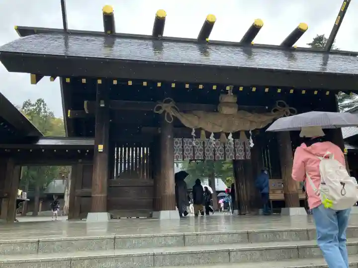 北海道神宮の{uncategorized: "未分類", other: "その他", undefined: "問題あり", building: "その他建物", grave: "お墓", sacred_gate: "鳥居", guardian: "狛犬", statue: "像", buddha: "仏像", history: "歴史", nature: "自然", garden: "庭園", animal: "動物", pagoda: "塔", temizu: "手水舎", mountain_gate: "山門・神門", sanctuary: "本殿・本堂", subordinate: "末社・摂社", art: "芸術", scenery: "景色", jizo: "地蔵", ema: "絵馬", goshuin: "御朱印", omikuji: "おみくじ", items: "授与品その他", amulet: "お守り", goshuincho: "御朱印帳", eats: "食事", festival: "お祭り", votive_dance: "神楽", shichigosan: "七五三参", wedding: "結婚式", experience: "体験その他", initially: "初詣", around: "周辺", anti_infection: "感染症対策"}